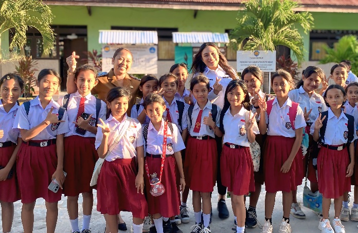 Bukan Sekadar Buku, Senyum Anak-anak Mokdale Merekah Dapat Hadiah dari Wabup Rote dan Wawali Kupang